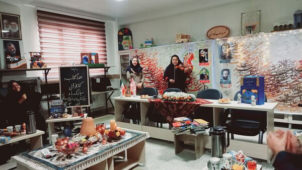 نشست ادبی دانش‌آموزان در کافه کتاب آموزشگاه هیات امنایی فرزانگان