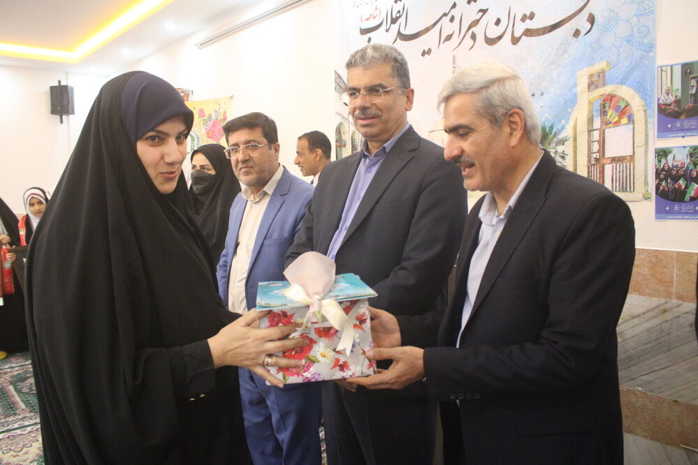 سپاس مربی در دبستان امید انقلاب بوشهر