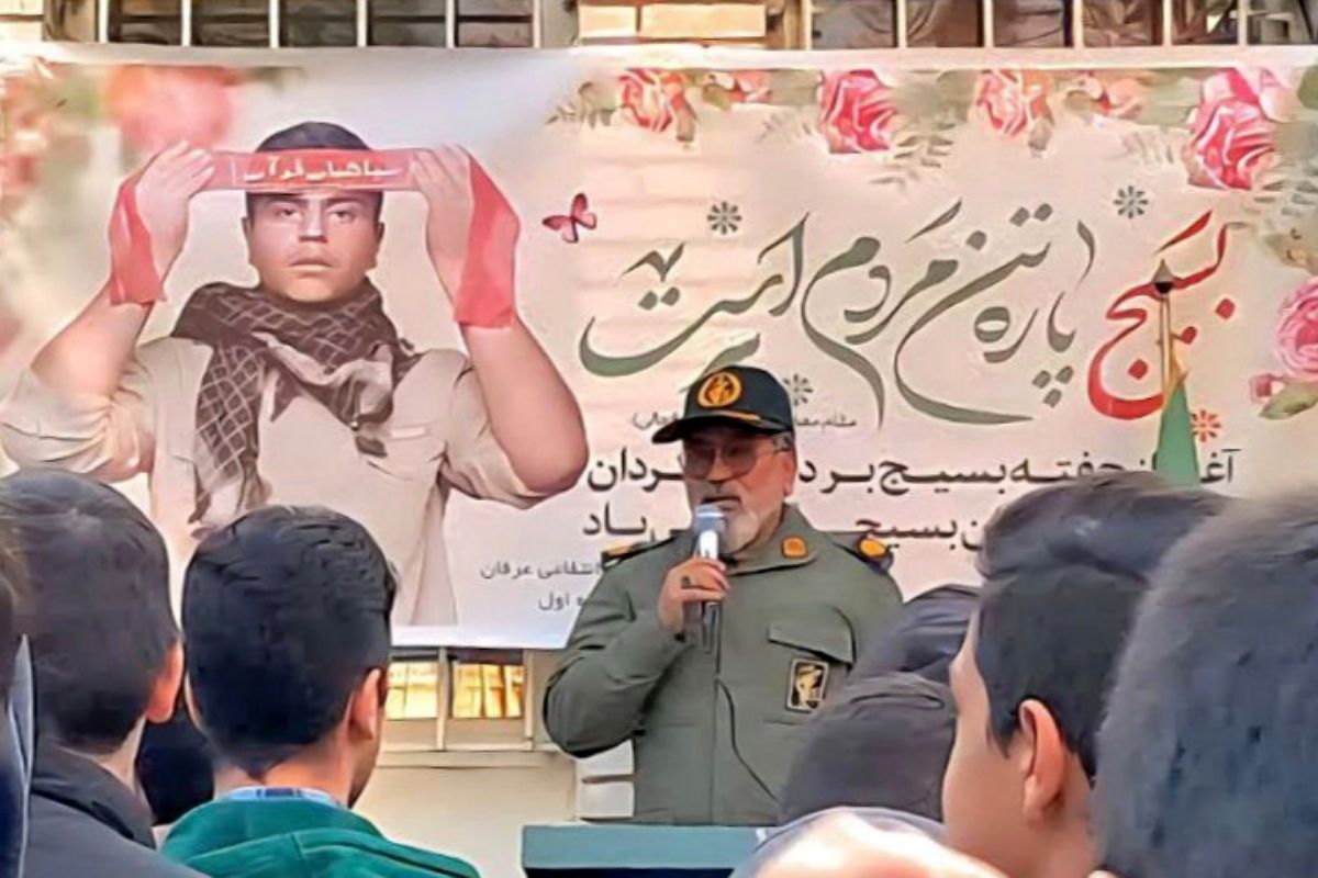 نواختن زنگ هفته بسیج در دبیرستان عرفان