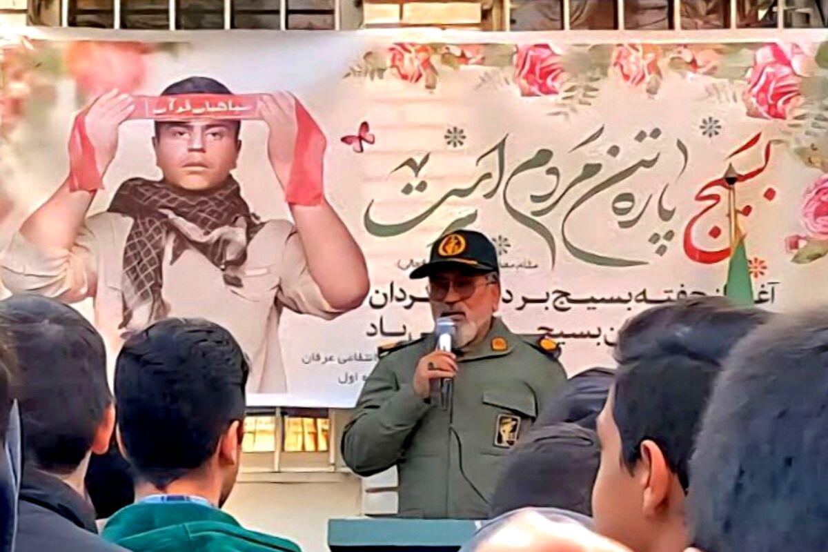 نواختن زنگ هفته بسیج در دبیرستان عرفان