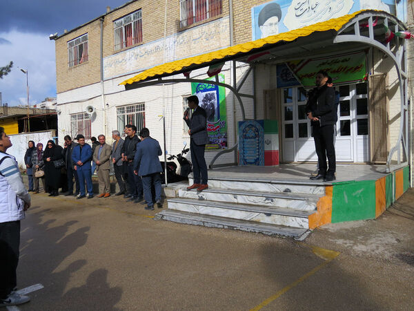 جشن انقلاب و کلنگ زنی زمین چمن دبیرستان شاهد امام حسین (ع)
