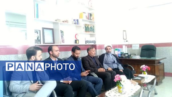 بازدید وزراتی از فعالیت‌های اجرا شده برنامه نماد در مدارس شازند 