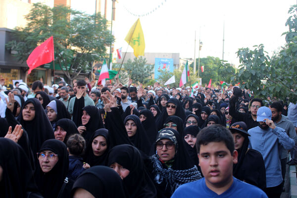 جلوه‌های حماسی از حضور نوجوانان قمی در مراسم تشییع شهدا 