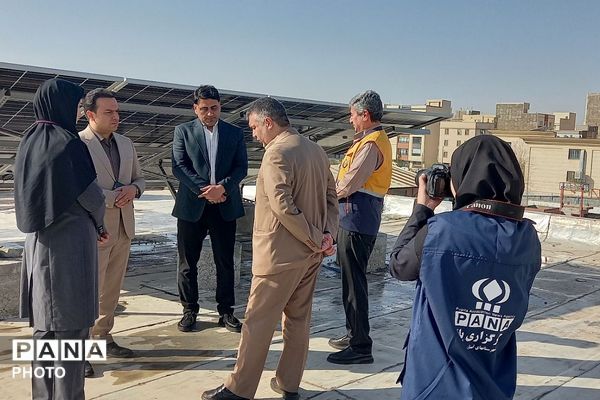 نصب پنل‌های خورشیدی و اتصال آن به شبکه برق رسانی منطقه در هنرستان قدس ناحیه دو شهرری 