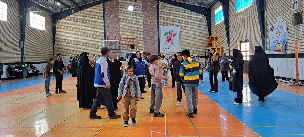 مسابقات طناب‌کشی و دارت در سالن زینبه شهرستان شیروان