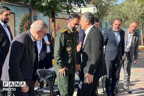 نواخته شدن زنگ شکوفه ها در دبستان طواف و معماریان ناحیه دو شهرری 