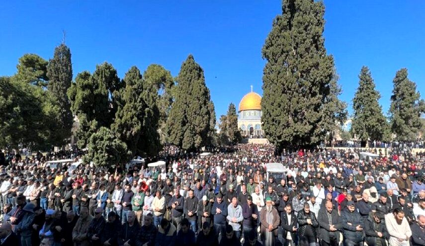 ۸۰ هزار فلسطینی اولین نماز جمعه ماه رمضان را در مسجدالاقصی اقامه کردند