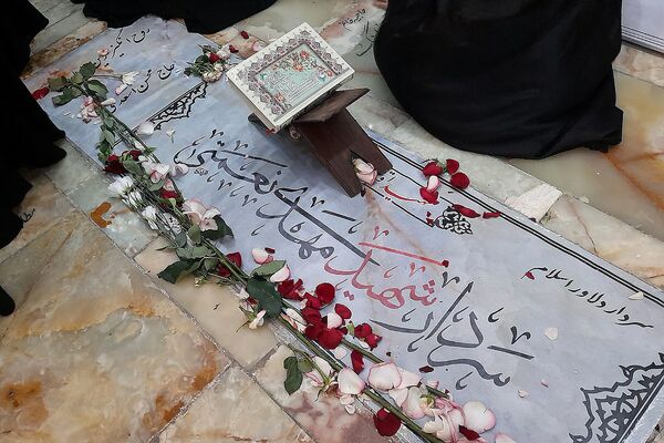 در آغوش زمین، شهیدانی آرمیده‌اند که با جوهر خون، سند حق و حقیقت را امضا کردند