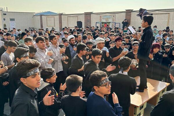  سوگواری نوجوانان برای مادر مهربانی‌ها