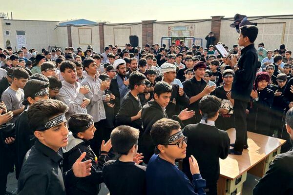  سوگواری نوجوانان برای مادر مهربانی‌ها