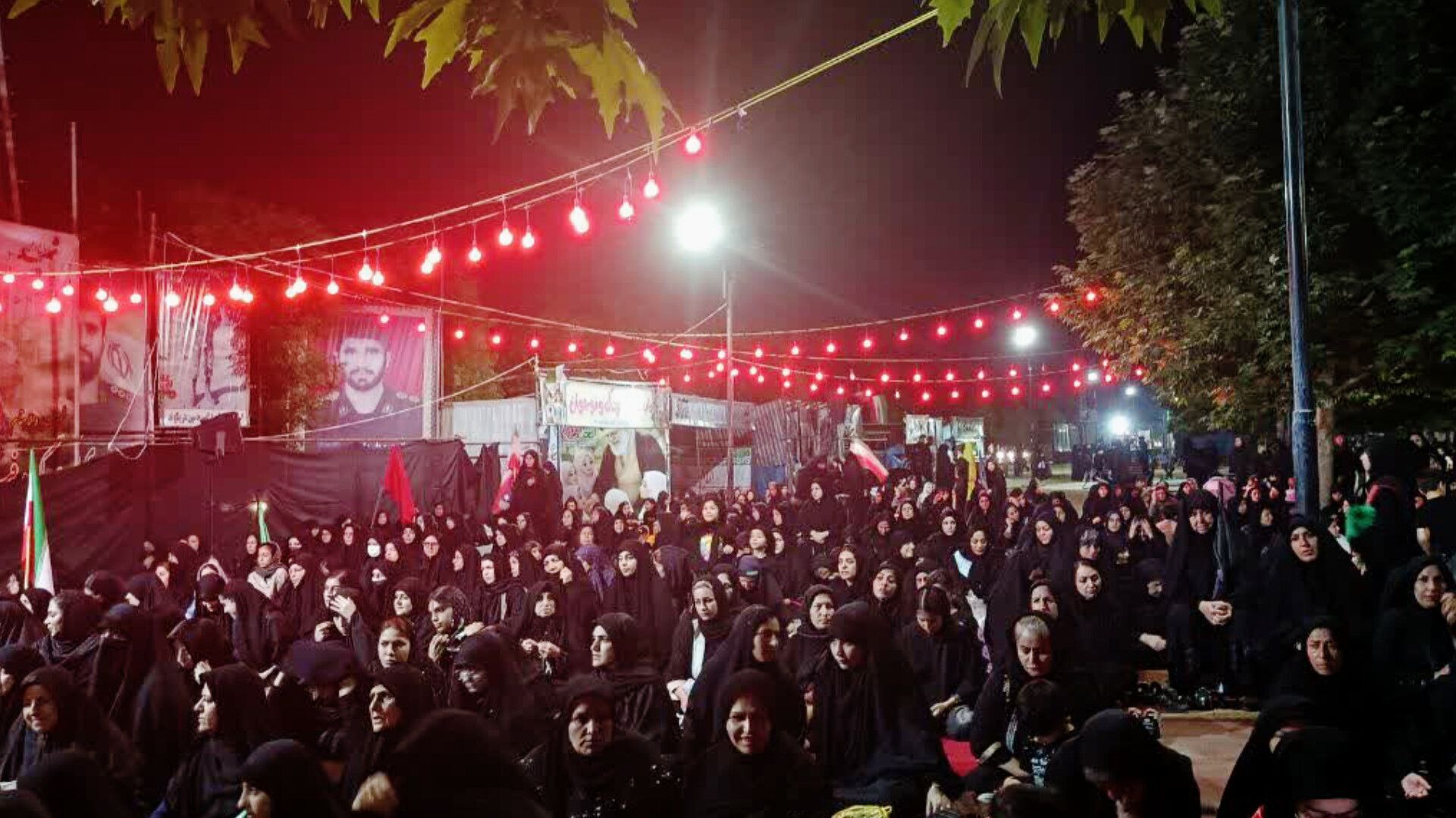 آیین سوگواری شب عاشورا با حضور پرشور مردم در حسینیه خیابان چهار باغ