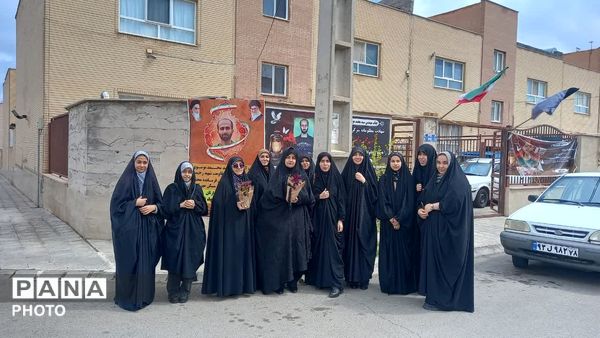 دیدار دانش‌آموزان شهر کهک با خانواده خلبان شهید «مجید دلیریان»