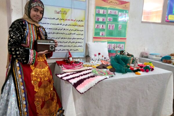 نمایشگاه دست ساخته‌های علوم اسلامی در دبیرستان شاهد فیض ناحیه 3 شیراز