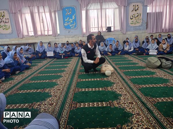 جلسه  آموزشی طرح ماهر سفیران سلامت در مدرسه بنت المهدی صدر ۲