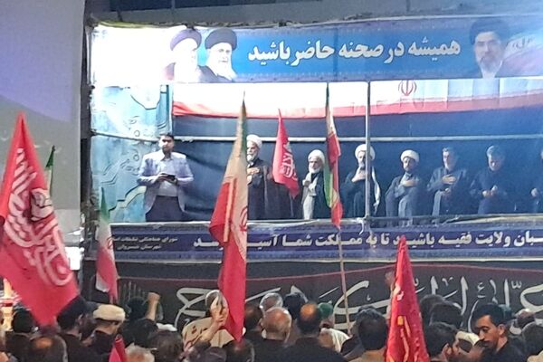 تجمع و همخوانی دانش‌آموزان شیروان به مناسبت تشییع و همراهی رهبر شهید