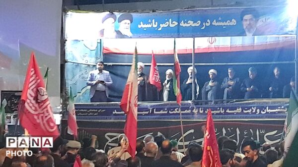 تجمع و همخوانی دانش‌آموزان شیروان به مناسبت تشییع و همراهی رهبر شهید