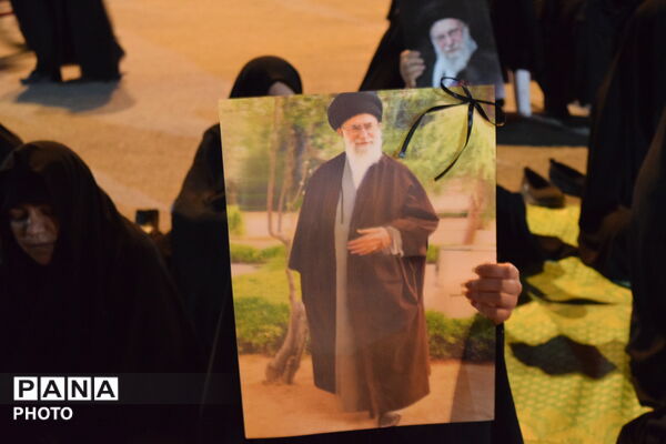 ادای احترام آینده‌سازان فارسان به تصویر رهبر شهید