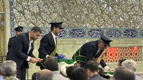 غبارروبی حرم حضرت معصومه(س) با حضور اصحاب رسانه