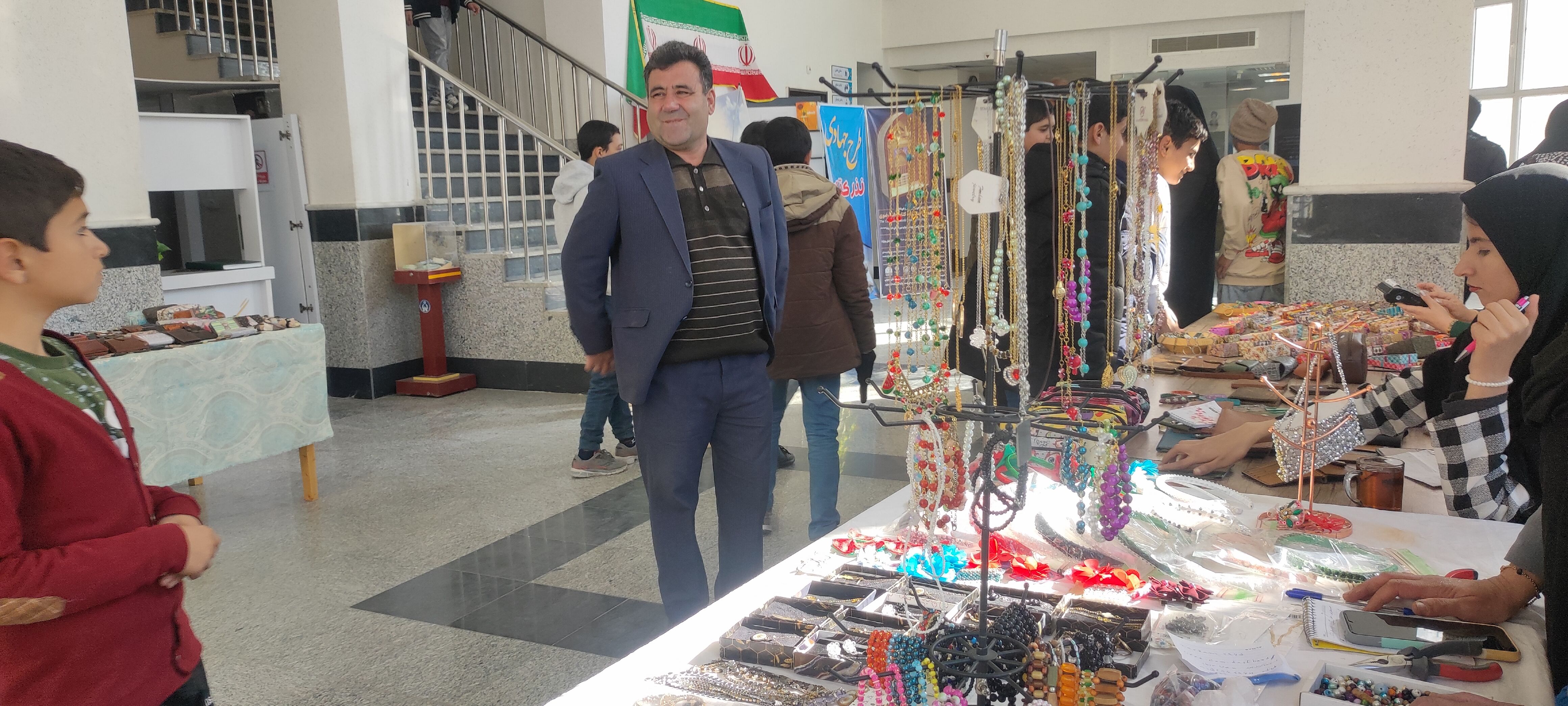 بازدید دانش‌آموزان دبیرستان فرزانگان از کتابخانه اندیشه شیروان
