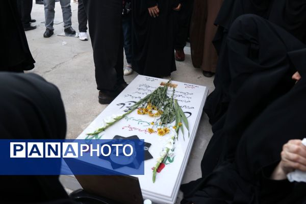 ادای احترام وزیر آموزش و پرورش و فرماندهان سپاه بر مزار سردار شهید کاظمی در بهشت رضا(ع)