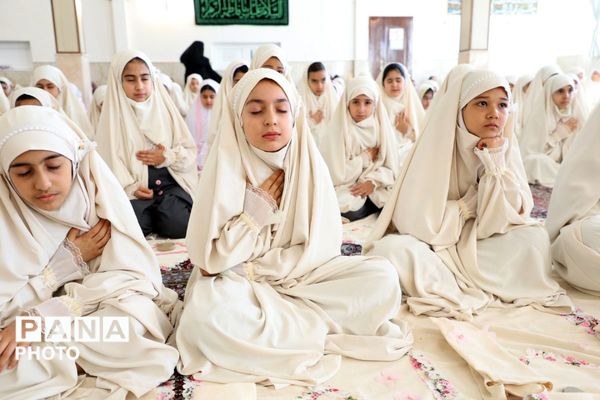 آغاز مسیر بندگی؛ جشن تکلیف دانش‌آموزان دختر فیروزکوهی