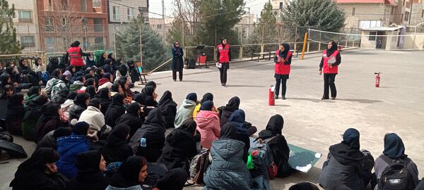 کارگاه آموزشی آشنایی با اصول ایمنی و اطفاء حریق در هنرستان آفرینش پردیس 