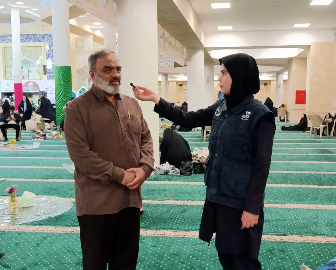  محفل قرآنی و افطاری ساده در مصلای خاتم الانبیا زنجان با استقبال گسترده مردم همراه بود‌