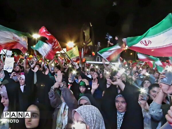میدان انقلاب؛ جغرافیای همدلی در سایه سار نام میهن