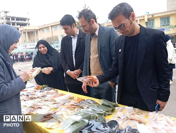 بازارچه کسب و کار دانش آموزی در دبیرستان افشار نژاد ناحیه پنج مشهد