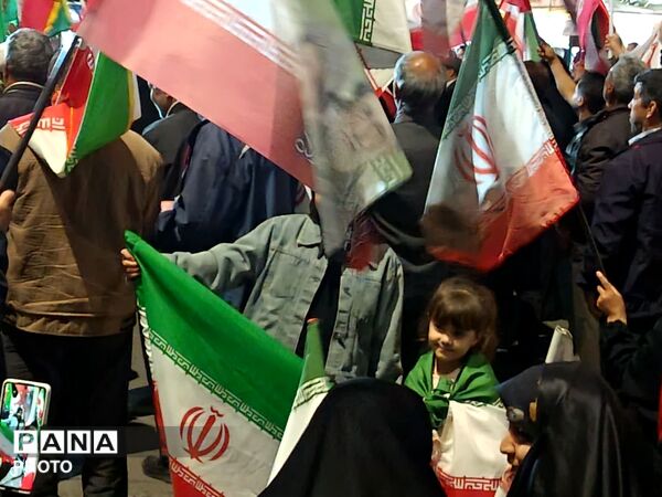 پنجاه و دو شب  در میدان پای کار ایران