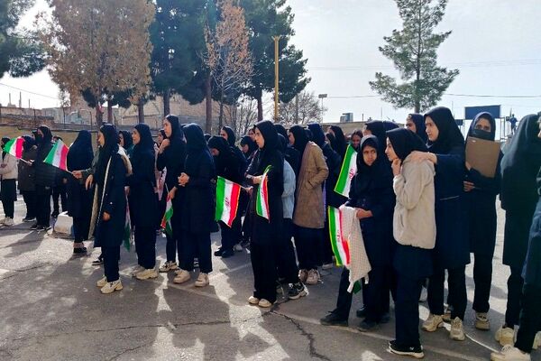 گلبانگ زنگ چهل و هفتمین پیروزی انقلاب اسلامی در مدرسه شهید مجید دهنوی 
