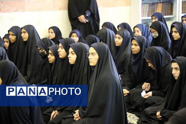 نشست پرسش و پاسخ با حضور نماینده ولی فقیه در استان و امام جمعه در دبیرستان نمونه فرهنگ