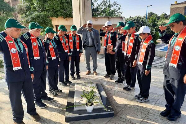 استقبال دانش‌آموزان پیشتاز از فرمانده سپاه استان تهران در اداره کل آموزش و پرورش شهرستانهای تهران