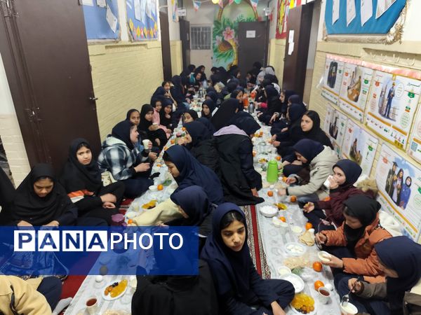 برپایی سفره افطار در دبیرستان امام علی(ع)ناحیه پنج 