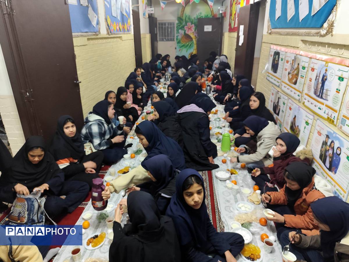 برپایی سفره افطار در دبیرستان امام علی(ع)ناحیه پنج 