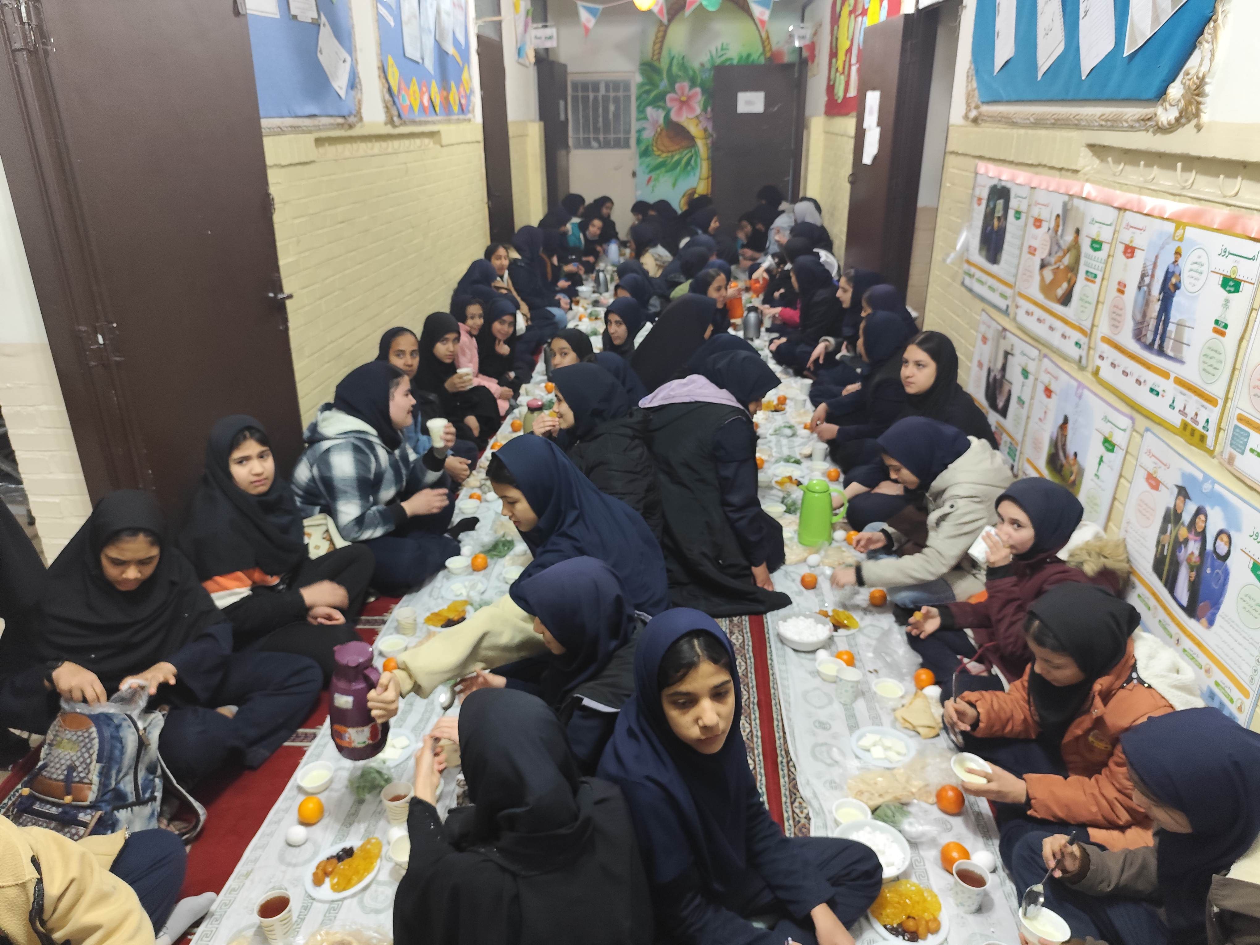 برپایی سفره افطار در دبیرستان امام علی(ع)ناحیه پنج 