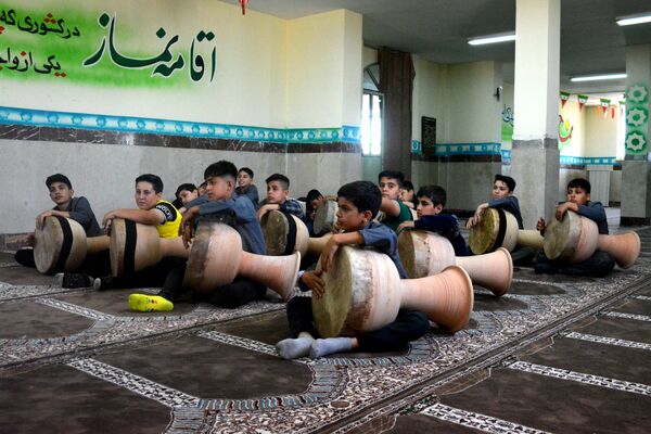 آموزش ضرب زورخانه‌ای در دبستان رازی ناحیه 2 بهارستان