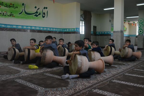 آموزش ضرب زورخانه‌ای در دبستان رازی ناحیه 2 بهارستان