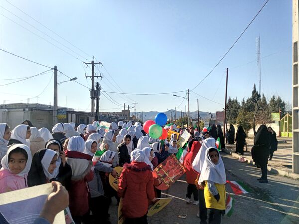 حضور دانش‌آموزان بخش سراب میمه در راهپیمایی۲۲بهمن 