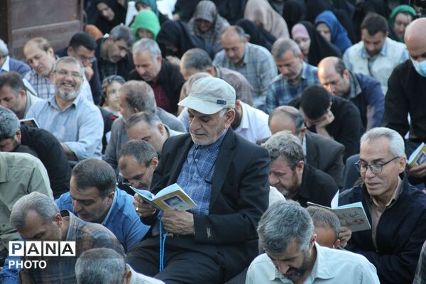 مراسم قرائت دعای عرفه با حضور مسئولین استان و قشرهای مردم در همدان 