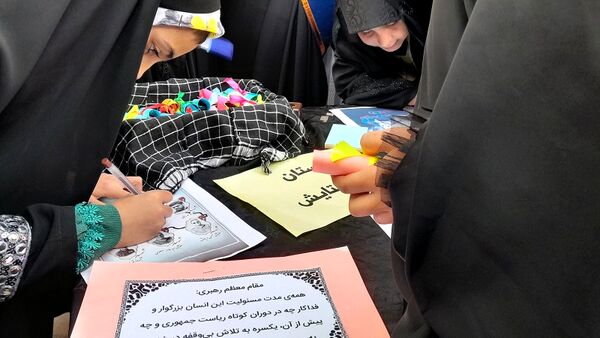 تجمع دانش‌آموزان شهرستان اسفراین در مراسم یادبود شهدای خدمت