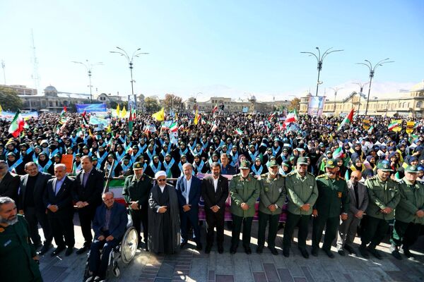 دانش آموزان و مسئولین در کنار یکدیگر، روز دانش‌آموز را رقم زدند