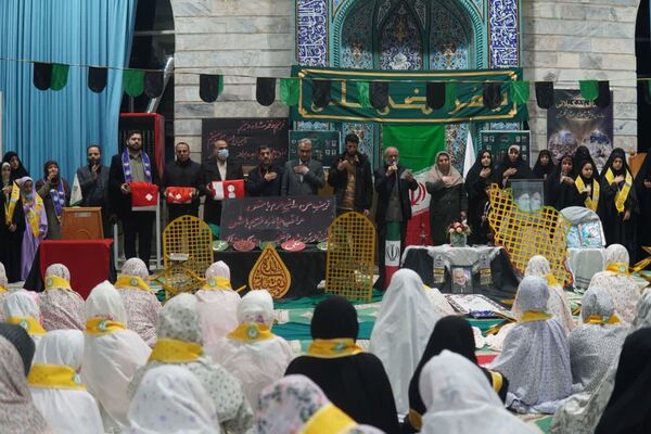 اعتکاف دانش‌آموزی با توزیع بسته «ایرانمون»