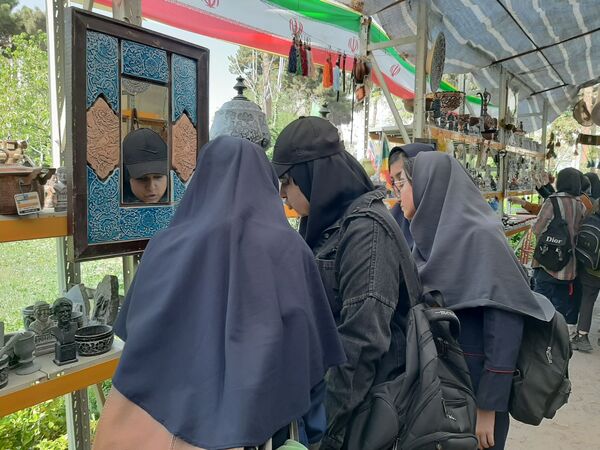 بازدید دانش آموزان  دبیرستان عصمتیه ناحیه پنج از باغ نادری 