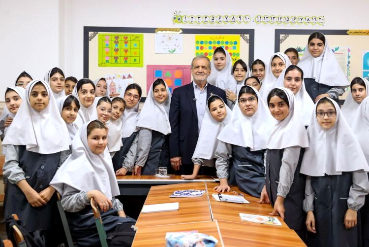 پزشکیان: با مشارکت خانواده‌ها نابرابری آموزشی را از میان برمی‌داریم