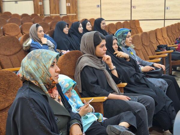 گرامیداشت معلمان و فارغ‌التحصیلان در دبیرستان شهید بابایی