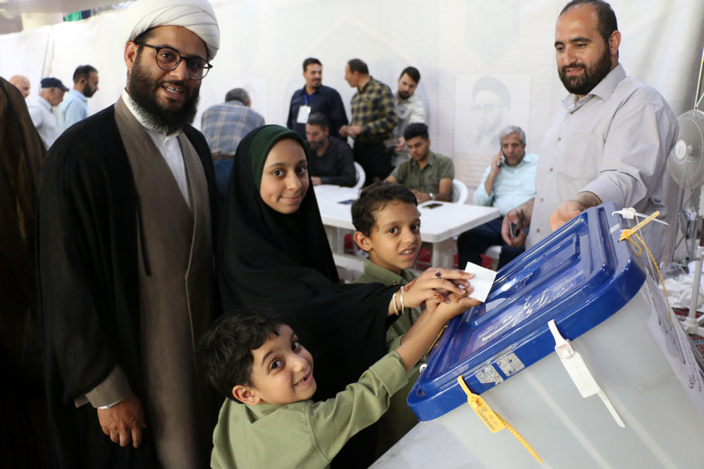 جلوه‌هایی از حضور نوجوانان قمی در شعبه‌های اخذ رای -1