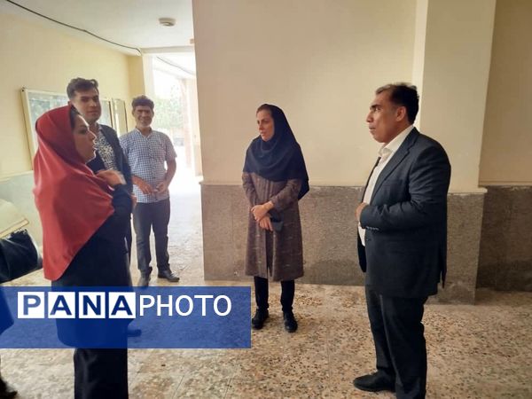 غبارروبی نمازخانه‌های مدارس قشم در آستانه سال تحصیلی جدید