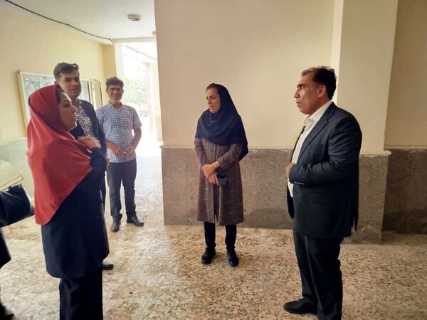 غبارروبی نمازخانه‌های مدارس قشم در آستانه سال تحصیلی جدید