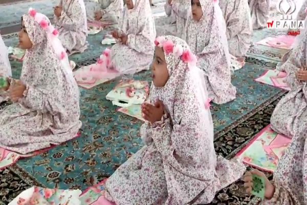 جشن تکلیف دانش‌آموزان دختر دبستان افق شهرستان زابل